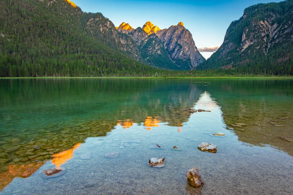 Fotokunst von Martin Wasilewski: Alpenglühen über dem Lago di Dobbiaco in Italien.