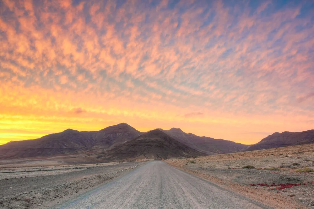Straße zum Punta de Jandía auf Fuerteventura, sanfte Hügel und Sonnenuntergangsstimmung