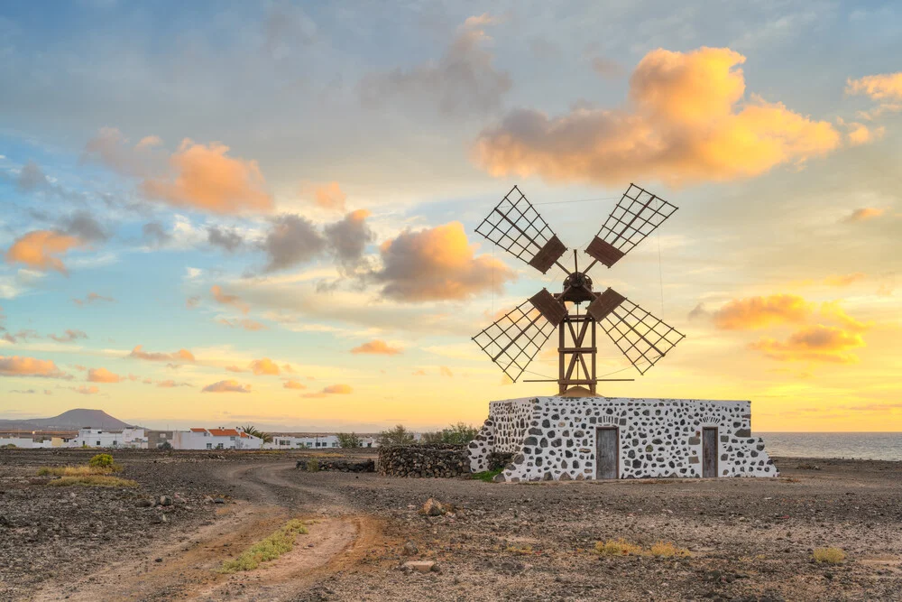 Fotokunst: Windmühle bei Sonnenaufgang in Puerto Lajas, Fuerteventura.