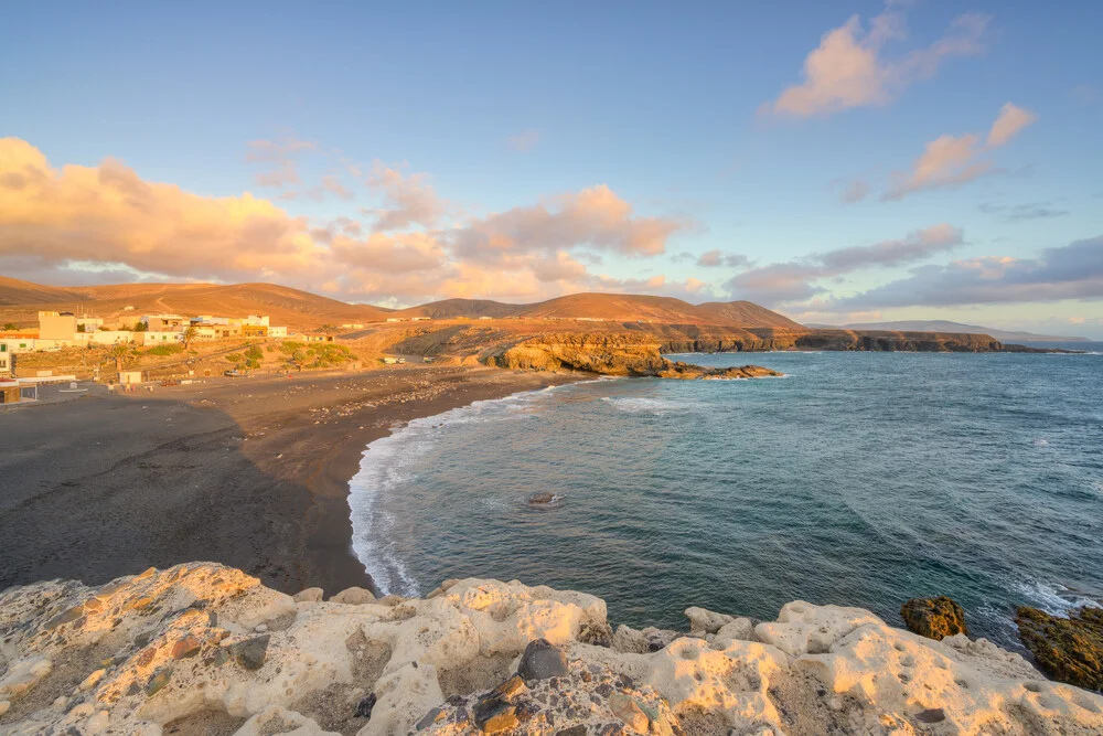 Fotokunst von Michael Valjak: ruhige Küstenlandschaft am Ajuy Beach auf Fuerteventura