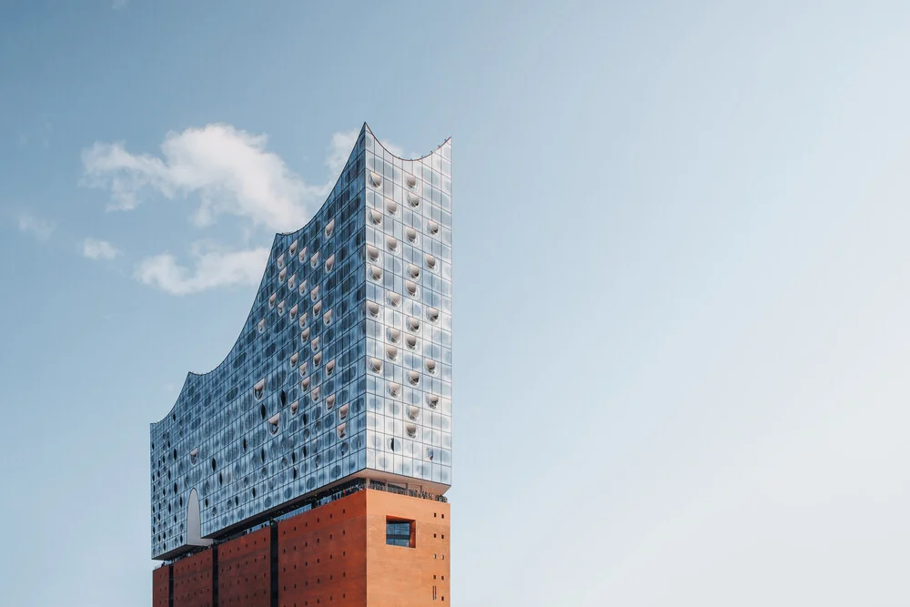 Fotokunst: minimalistische Aufnahme der Elbphilharmonie unter blauem Himmel