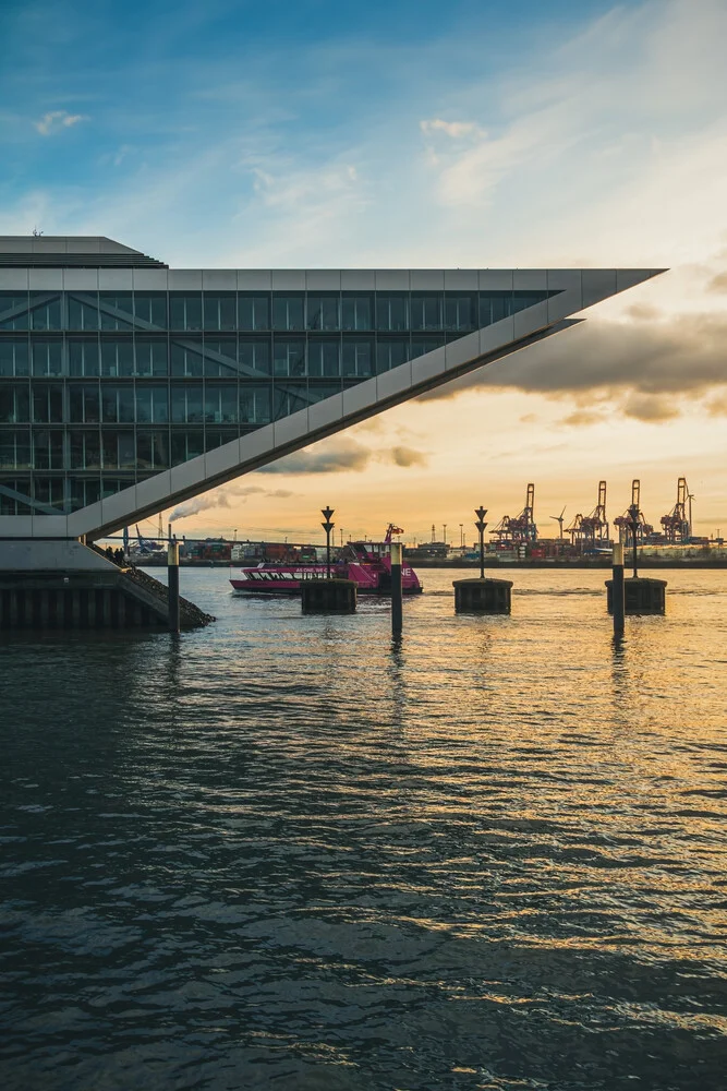 Fotokunst von Björn Witt: urbanes Hafenbild an der Elbe mit Docklands.