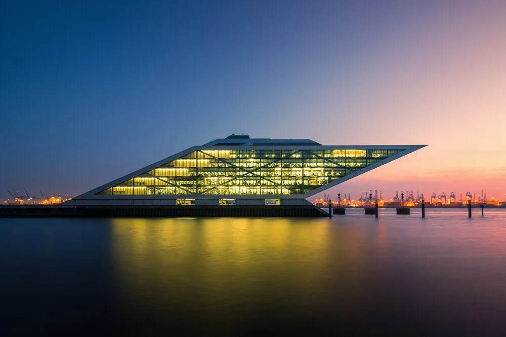 Fotokunst von Björn Witt: Hafenansicht bei Sonnenuntergang mit ruhiger Stimmung.
