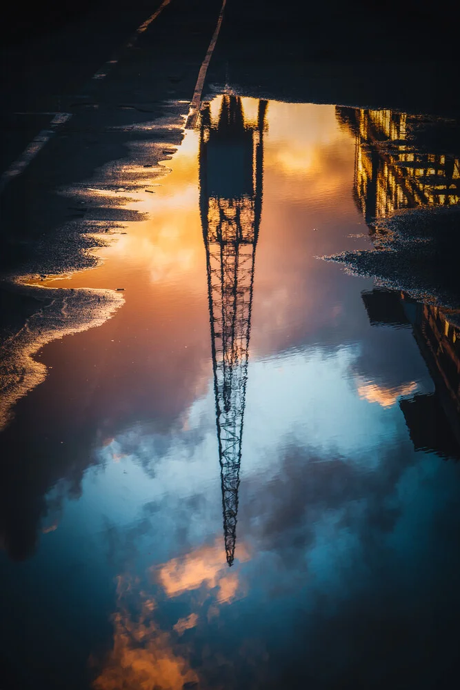 Fotokunst von Björn Witt: ruhige Spiegelung eines Hafenkrans in einer Pfütze bei Sonnenuntergang