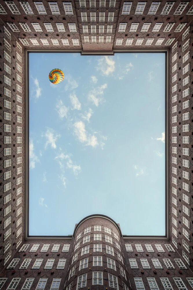 Fotokunst von Björn Witt: Heißluftballon über symmetrischen Fenstern in Hamburg