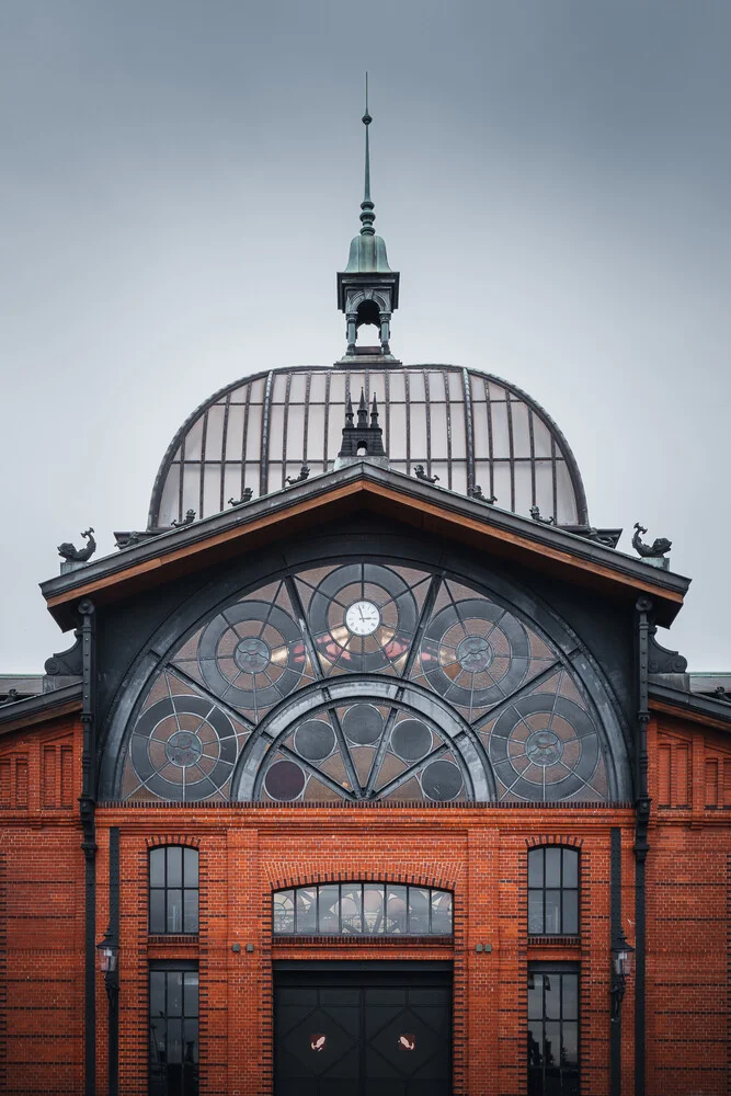 Fotokunst von Björn Witt: Fischauktionshalle im Hamburger Hafen bei Sonnenlicht