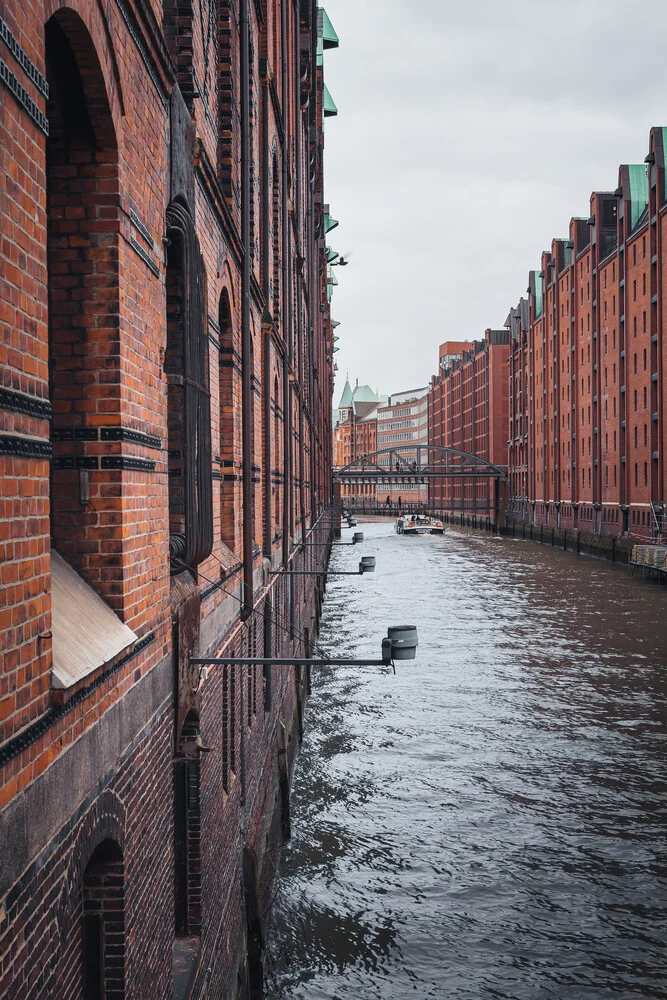 Fotokunst von Björn Witt: ruhige Ansicht des Hamburger Kontorhauses im Speicherstadt