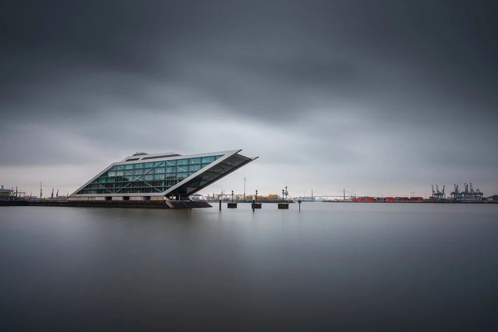 Fotokunst von Björn Witt: Langzeitbelichtung des Hamburger Docklands bei Nacht.