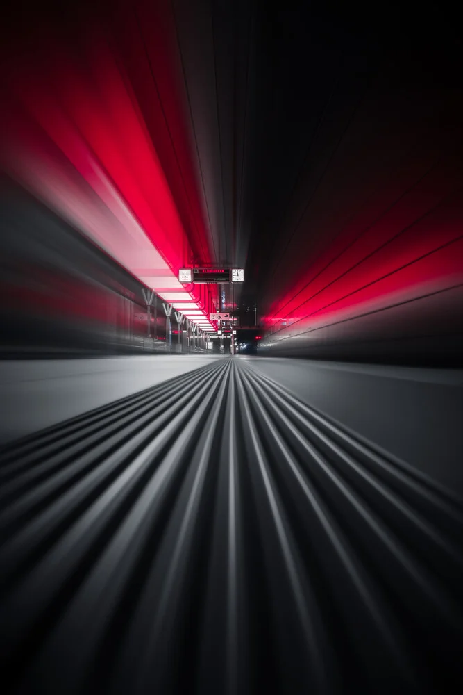 Fotokunst von Björn Witt: U-Bahn Station mit klaren Linien und urbaner Atmosphäre