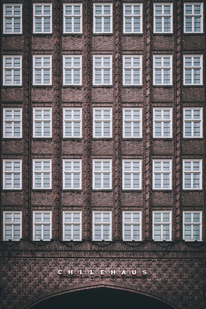 Fotokunst von Björn Witt: Backsteinfassade mit Fenstern in urbaner Stimmung