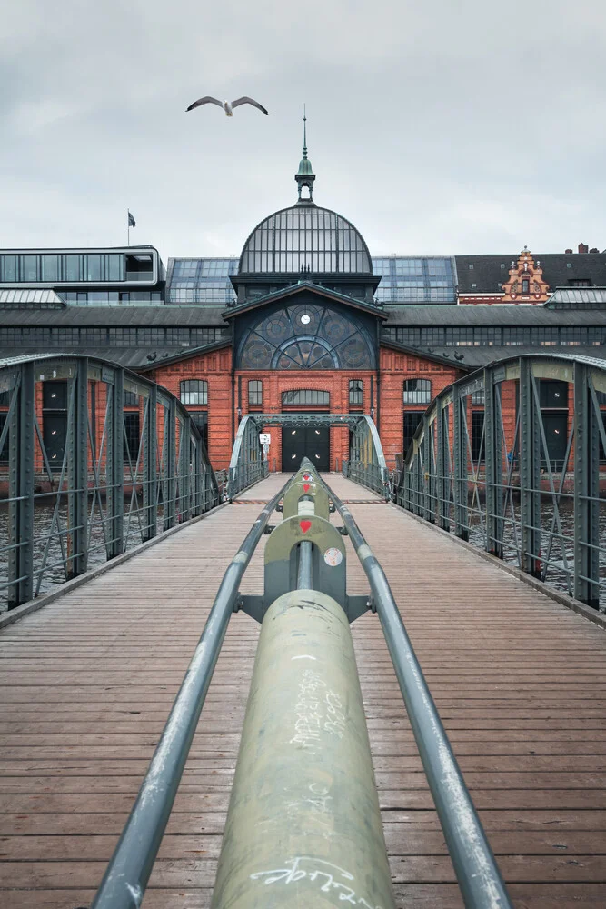 Fotokunst von Björn Witt: Fischauktionshalle, urbanes Hafenmotiv bei Sonnenlicht.