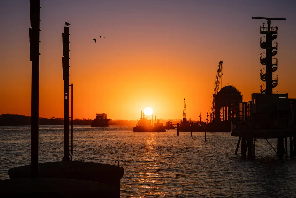 Fotokunst von Björn Witt: Sonnenuntergang über dem Hamburger Hafen mit Schleppern.