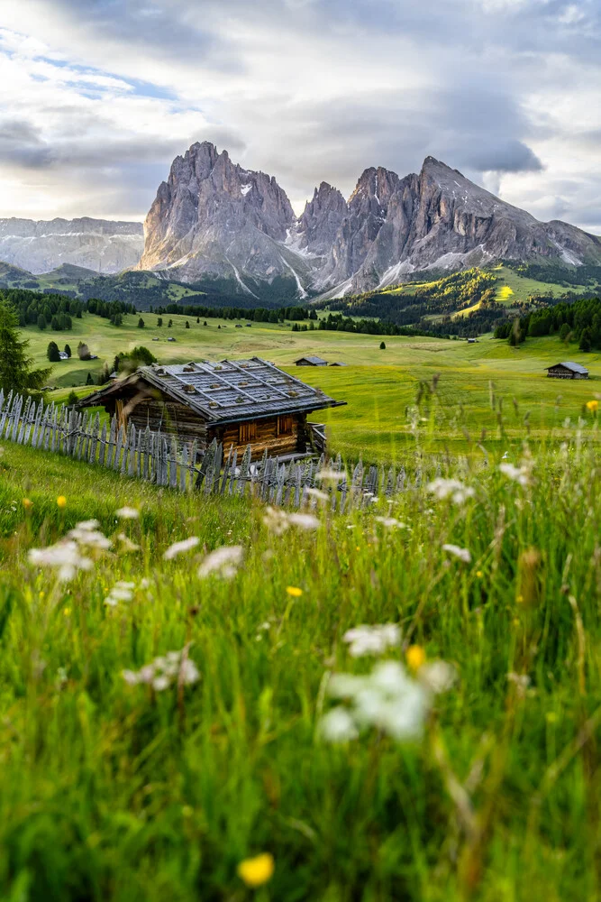 Fotokunst von Achim Thomae: Sonnenaufgang über der Seiser Alm mit sanften Bergen