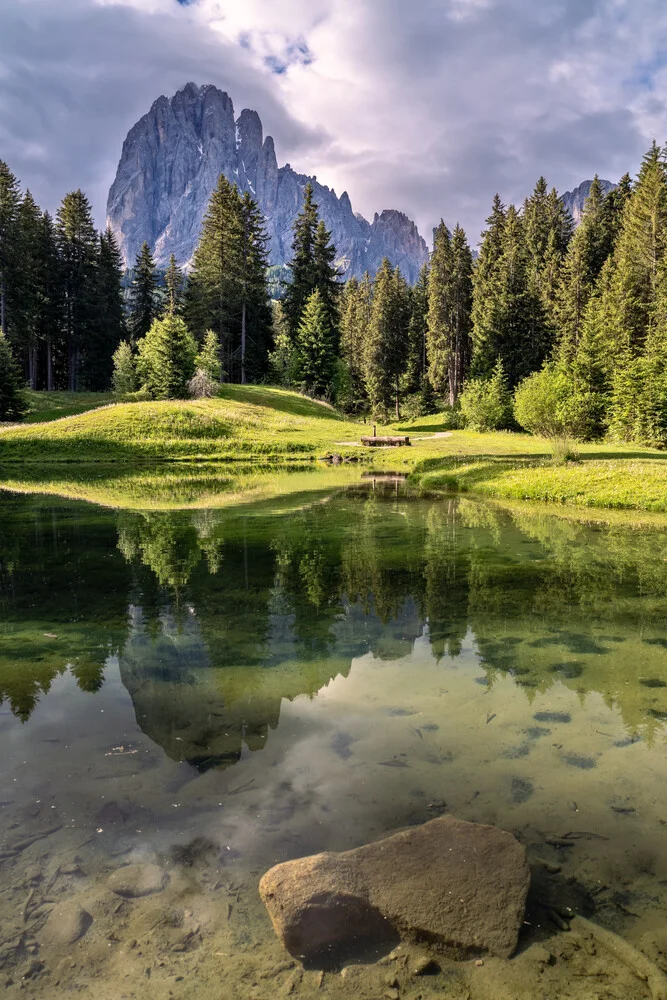 Fotografie von Monte Pana in Südtirol mit Bergsee und Spiegelung der Dolomiten.