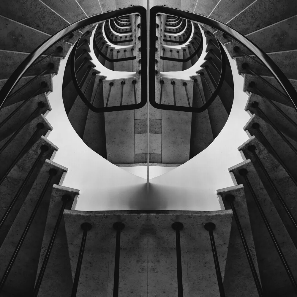 Fotokunst: abstrahierte Treppe mit Spiegelung, sanfte Grautöne und klare Linien