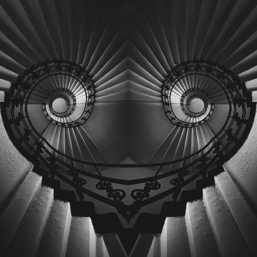 Fotokunst mit Treppe: symmetrisches Gesicht oder Herz aus Treppenstufen
