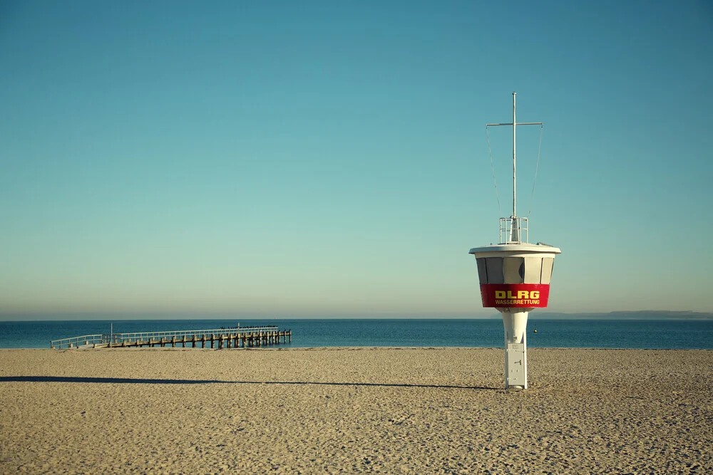 Fotokunst von Oliver Buchmann: Strandlandschaft mit Rettungsturm und ruhigem Meer