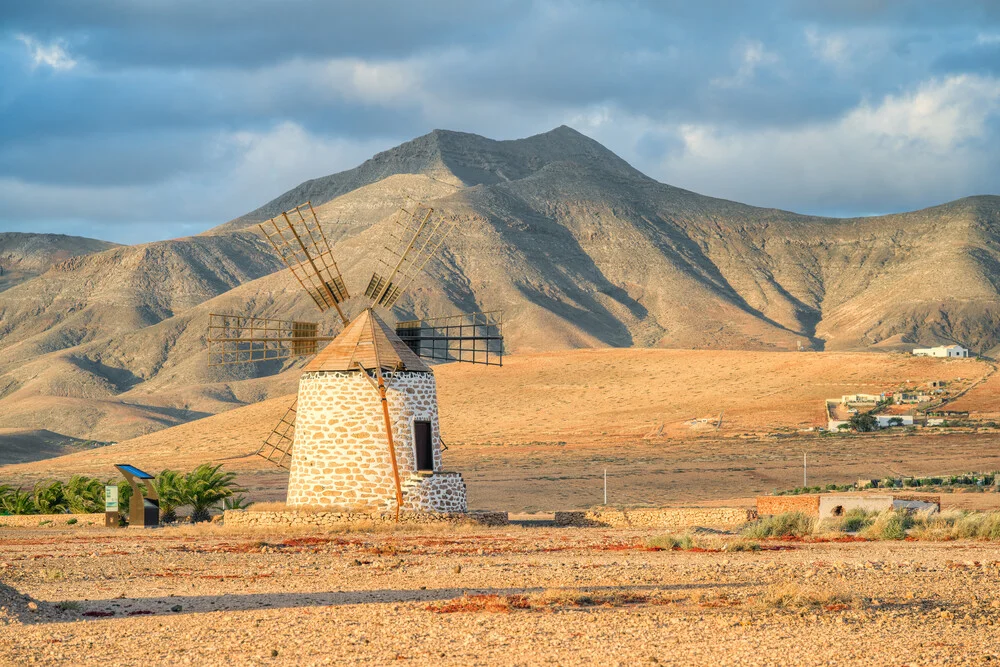 Fotokunst von Michael Valjak: Windmühle in Tefía auf Fuerteventura bei Sonnenuntergang