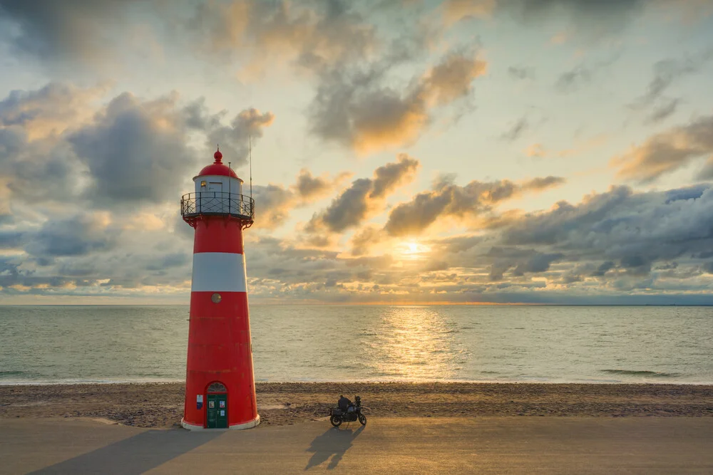Photo art of a lighthouse in Westkapelle at sunset, soft colors in the sky.