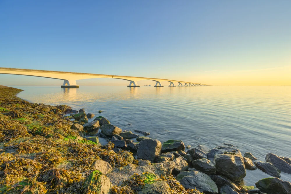Fotokunst von Michael Valjak: Zeelandbrücke im goldenen Morgenlicht