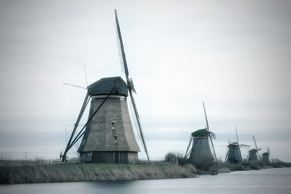 Fotokunst von Oliver Buchmann: Mühlen von Kinderdijk unter einem bewölkten Himmel