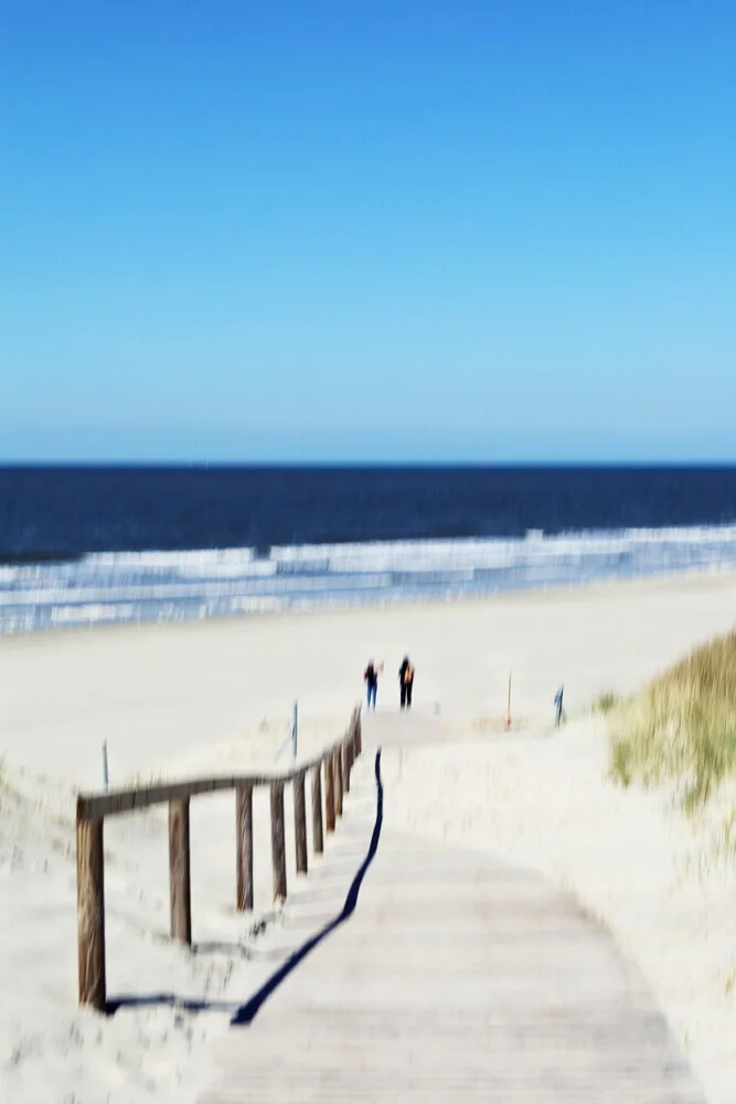 Photo art by Manuela Deigert: People on a wooden path by the sea, blurred and painterly