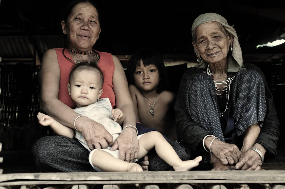  3-generations family in bamboo hut - fotokunst von Haifeng Ni
