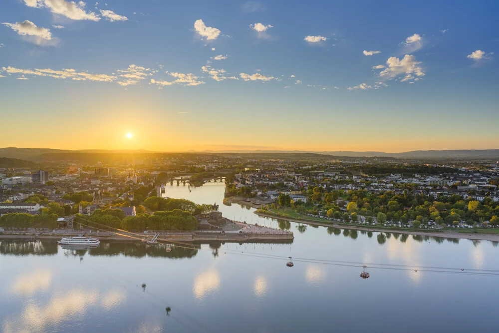 Abendstimmung über Koblenz mit Blick auf das Deutsche Eck und den Rhein.