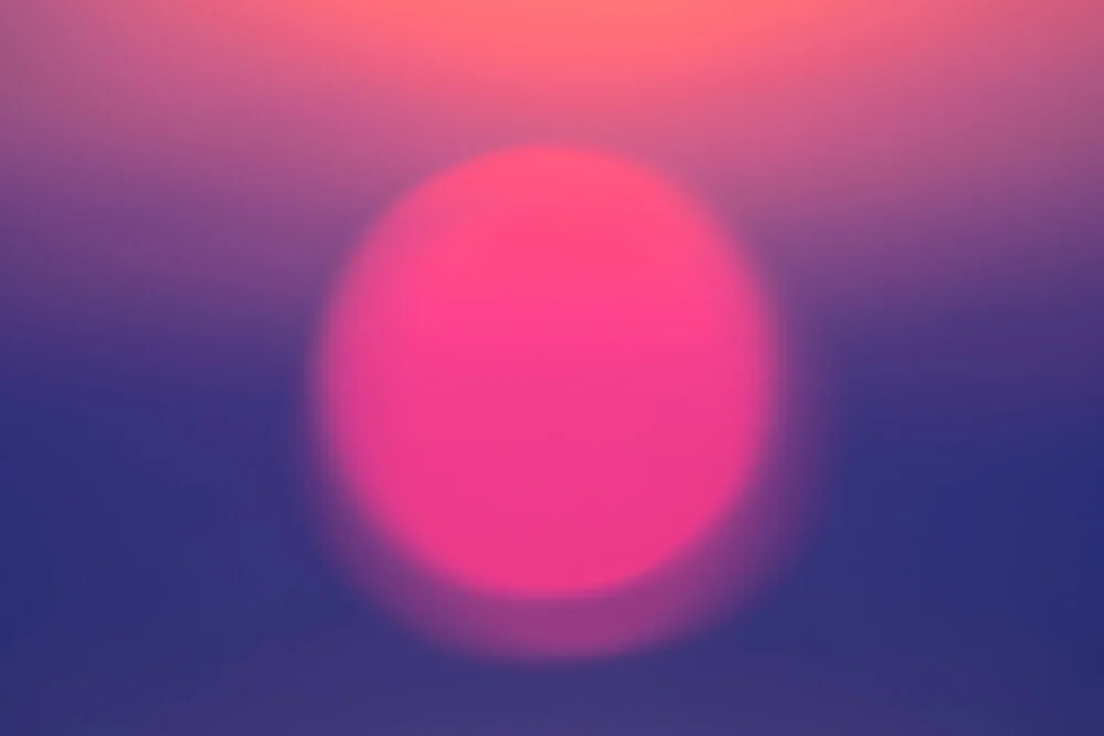 Sanfte Farben am Abendhimmel über Tel Aviv, die Ruhe des Sonnenuntergangs einfängend.