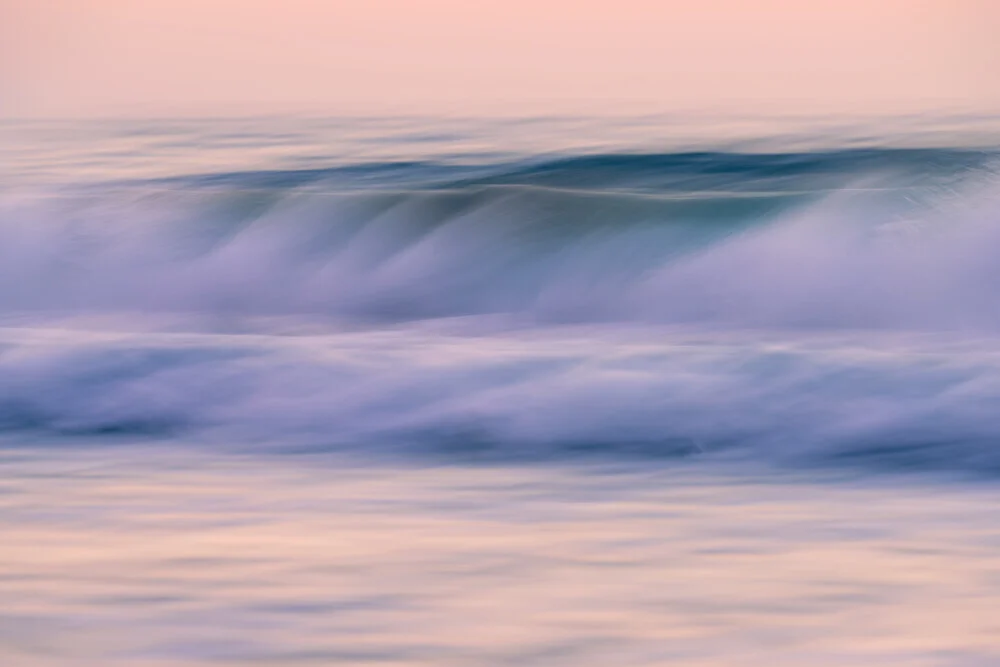 Fotokunst von Tal Paz-Fridman: sanfte Wellen brechen am Ufer von Tel Aviv.