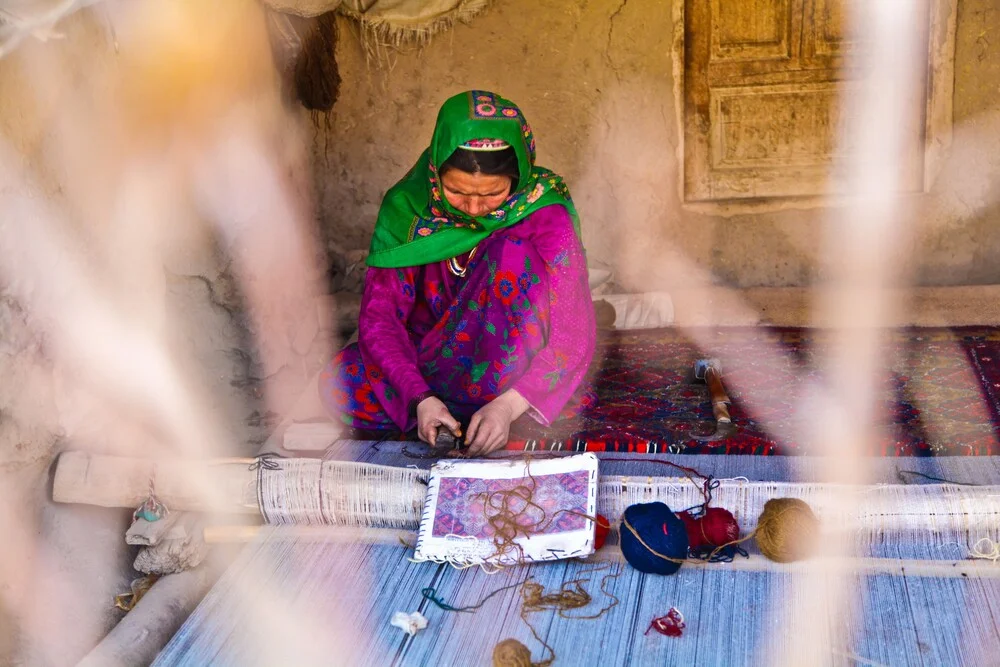 Carpet Weaving - fotokunst von Rada Akbar