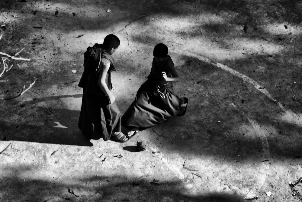 buddhist monks playing football - fotokunst von Jagdev Singh