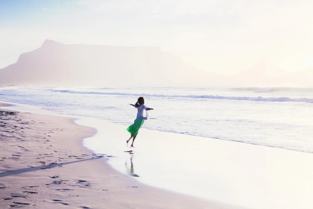 Girl dancing in front of Table Mountain - fotokunst von Eva Stadler