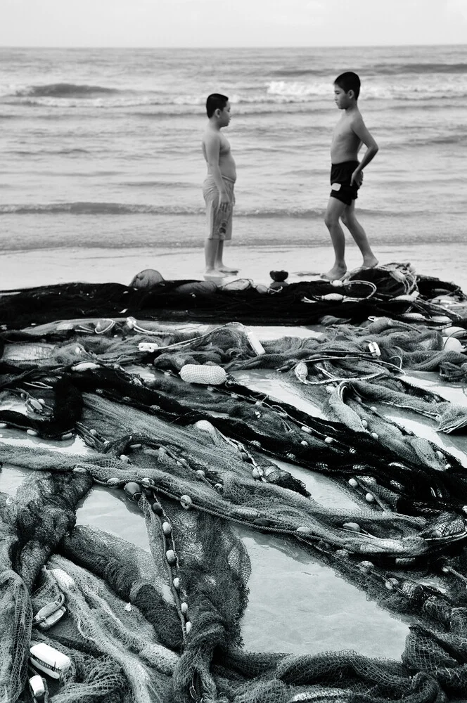 Kids and nets on beach - fotokunst von Haifeng Ni