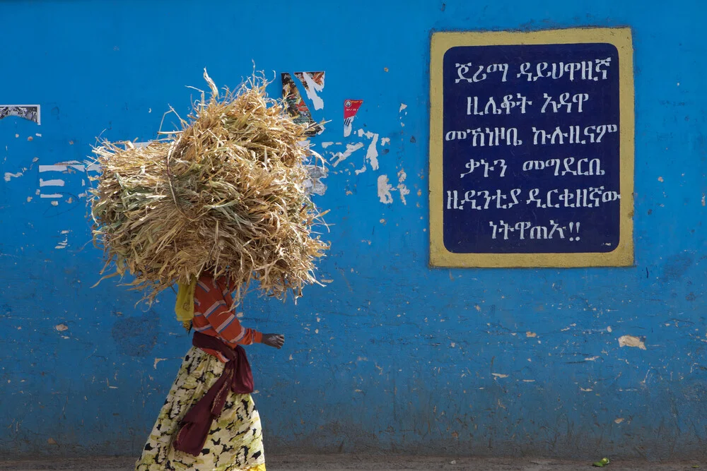 Woman carrying wood, Ethiopia. - fotokunst von Christina Feldt