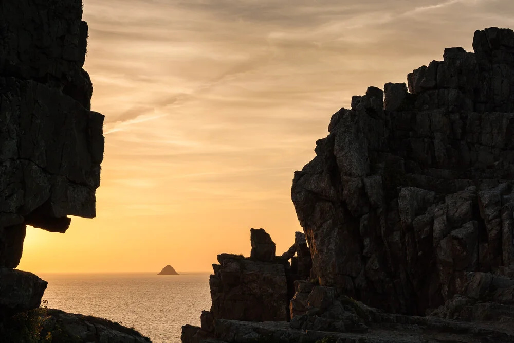 Insel im Meer - fotokunst von Monika Schwager