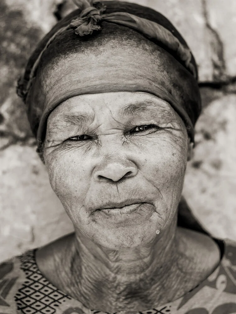 Wife of a namibian farmworker - fotokunst von Jörg Faißt