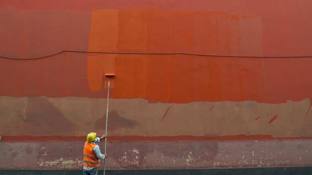 Man painting a wall - fotokunst von Thomas Heinrich