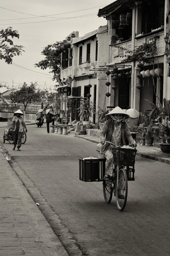 Streets from Hoi An - fotokunst von Phyllis Bauer