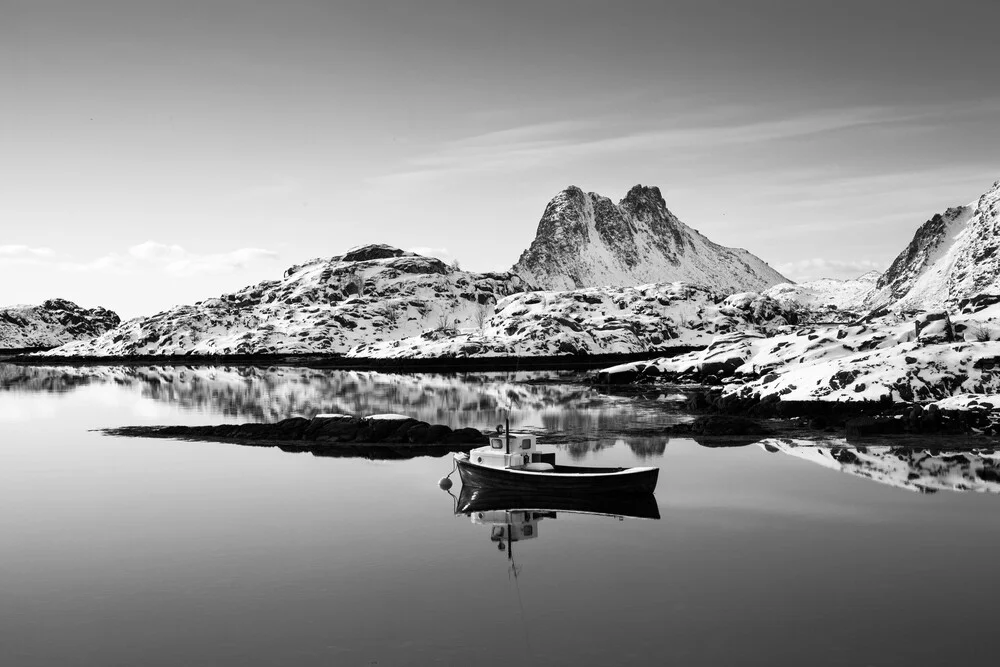 Einsames Boot - fotokunst von Dietmar Van Der Linden