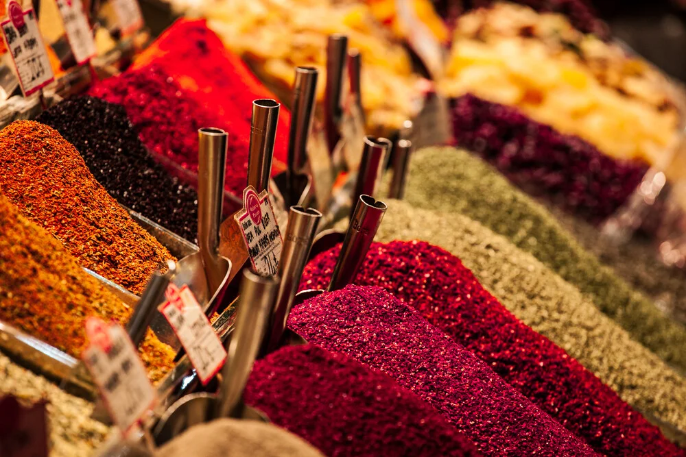 spices all in a row - fotokunst von Philipp Langebner