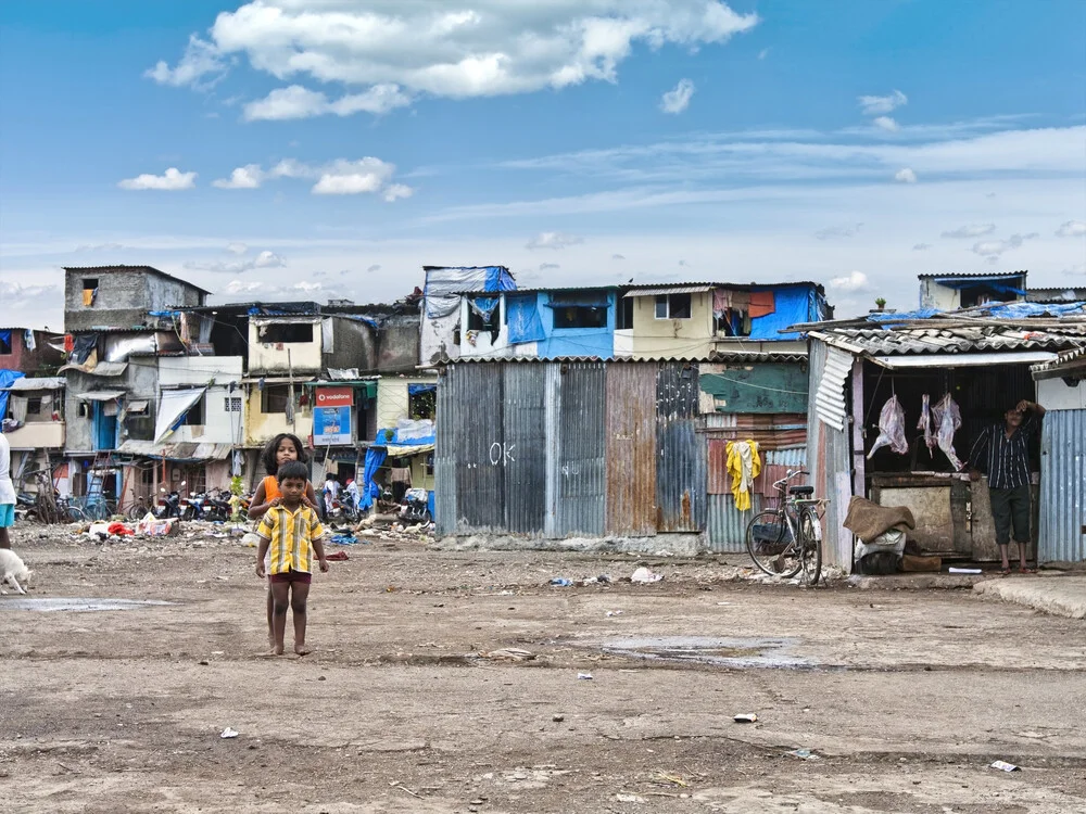 Kids in a slum of Mumbai - fotokunst von Markus Schieder