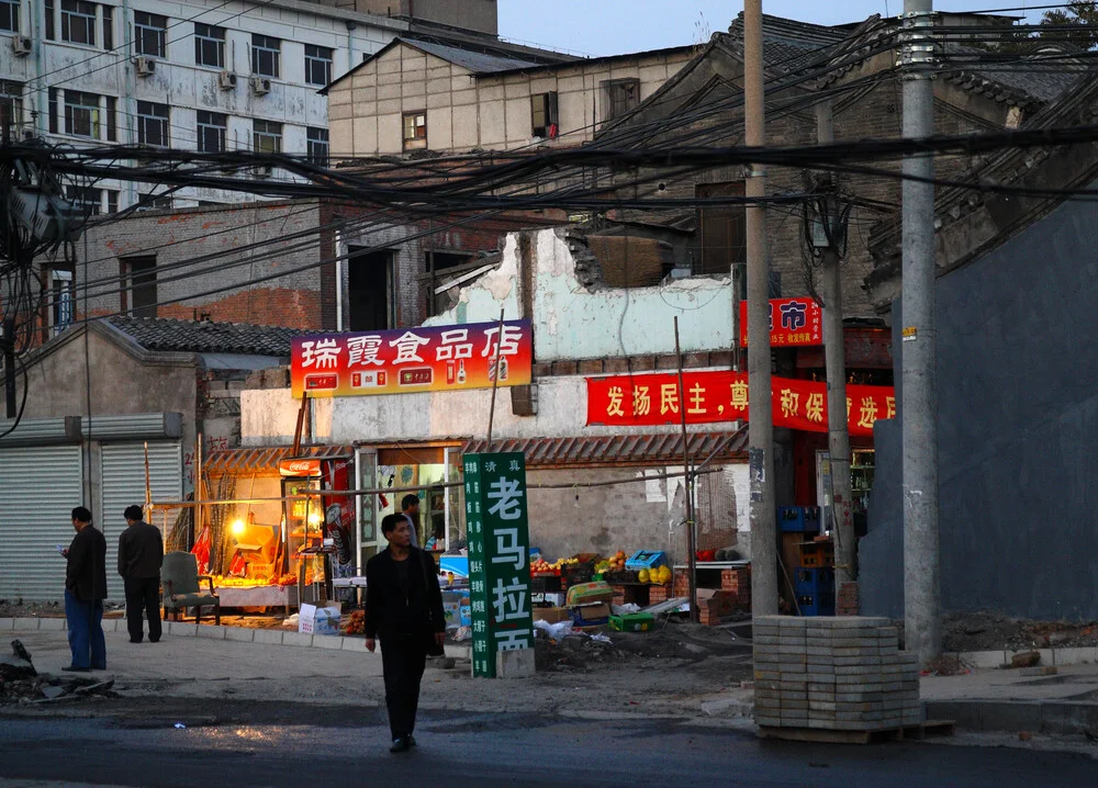 Laden in Shangahi - fotokunst von Holger Ostwald