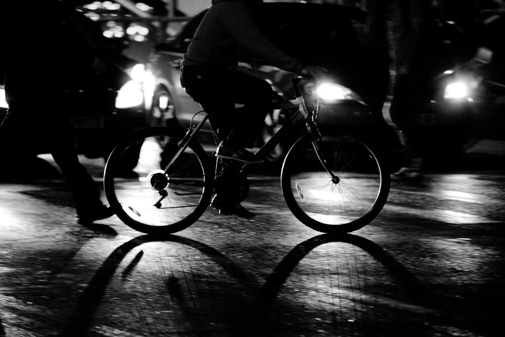 busy crossing - fotokunst von Victor Bezrukov