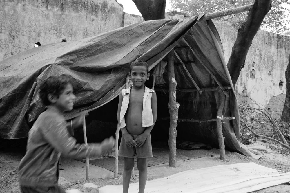 A joyous poor boy - fotokunst von Jagdev Singh