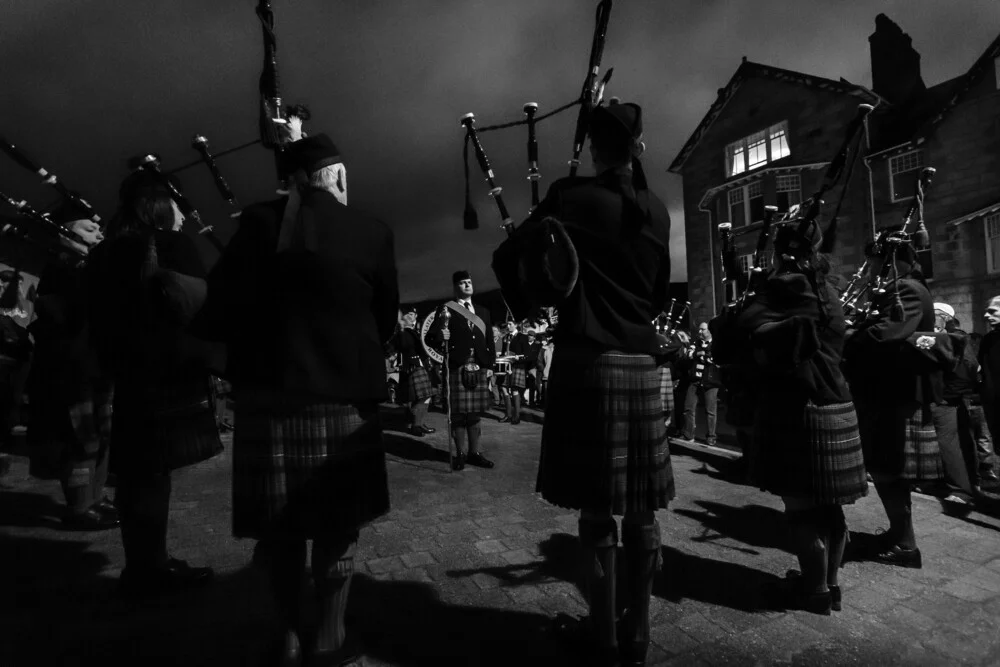 Pipe band, night before highland Games, Braemar (Scotland) - fotokunst von Jörg Faißt