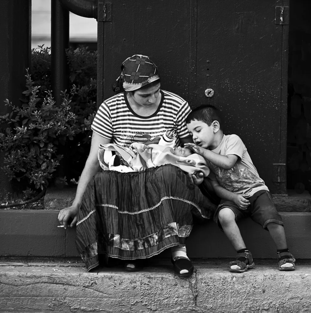 A boy take care of his newborn brother - fotokunst von Nasos Zovoilis