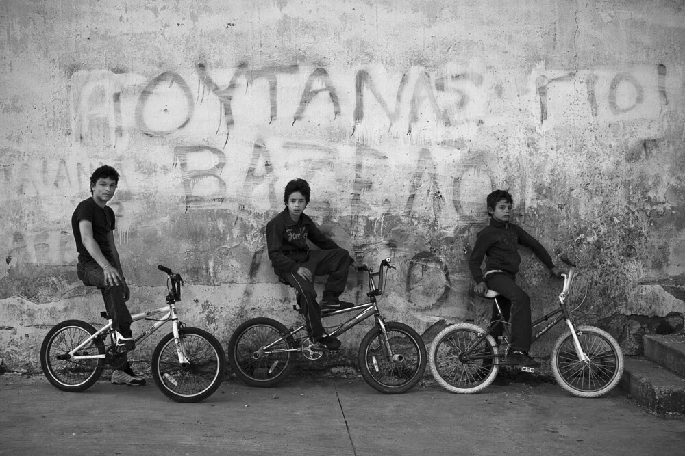 The gang - fotokunst von Nasos Zovoilis