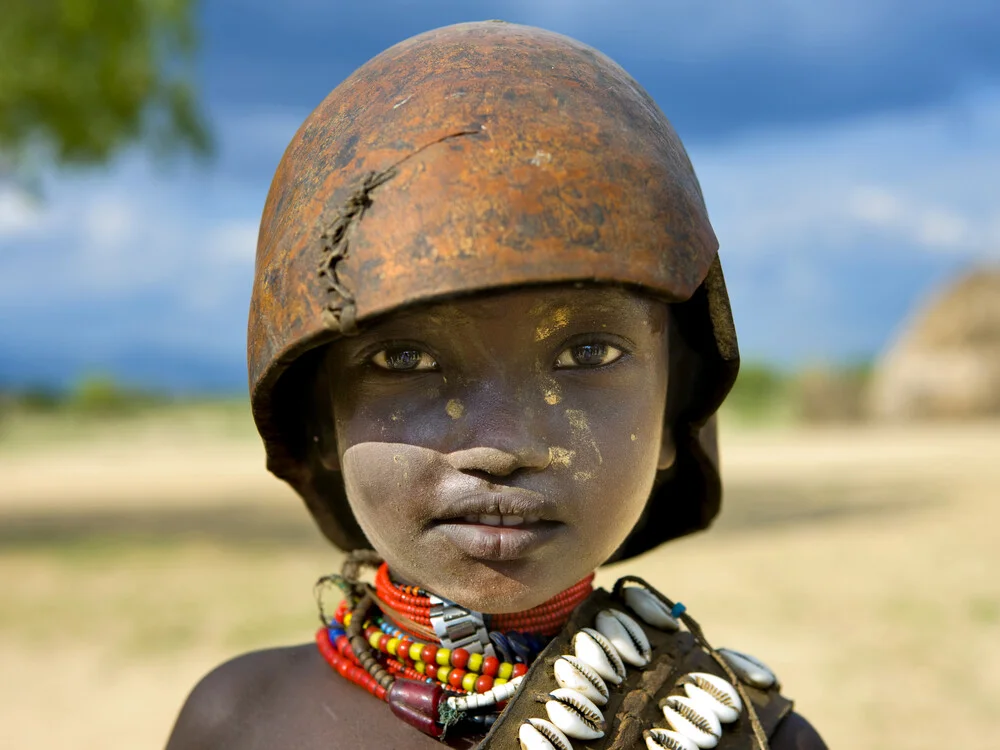 Erbore tribe kid, Ethiopia - fotokunst von Eric Lafforgue