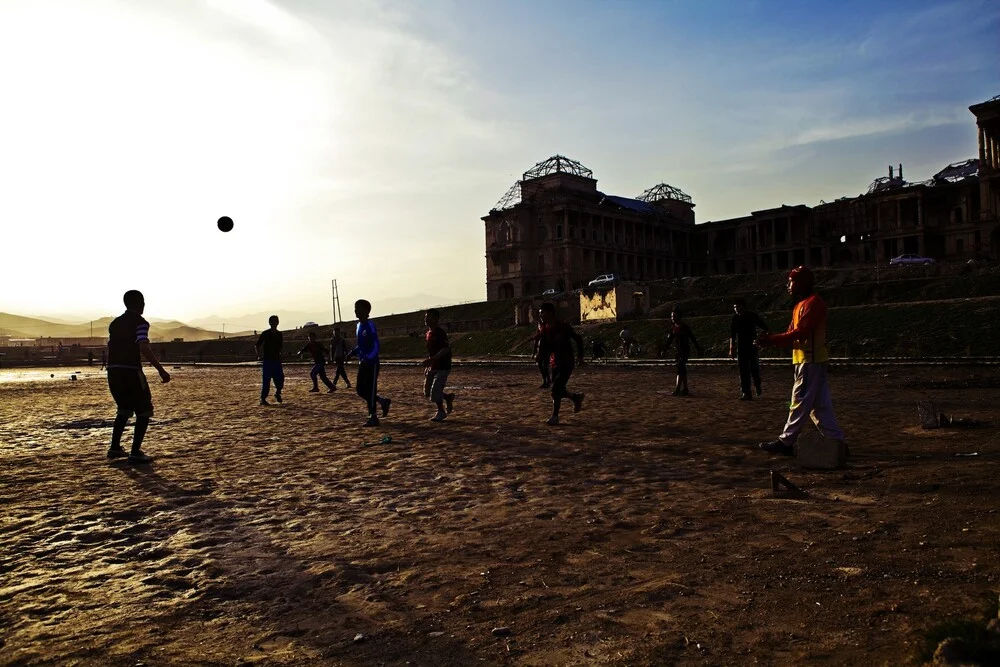 Footballers - fotokunst von Rada Akbar